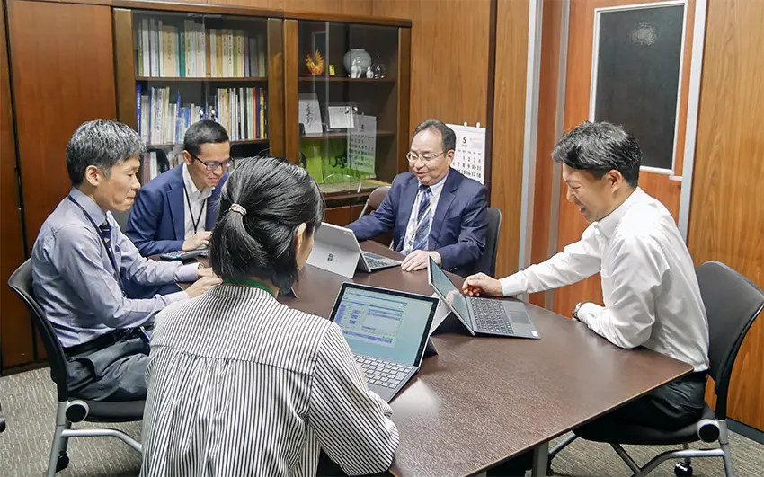 融資案件の整合性確認など、協議に熱が入る佐賀山隆氏（右から２人目、伊予銀行本店営業部）