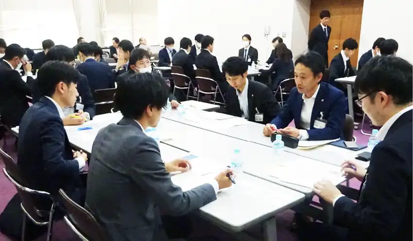 グループ討議では活発に意見が交わされた(5月10日、宇都宮市、宇都宮財務事務所提供)