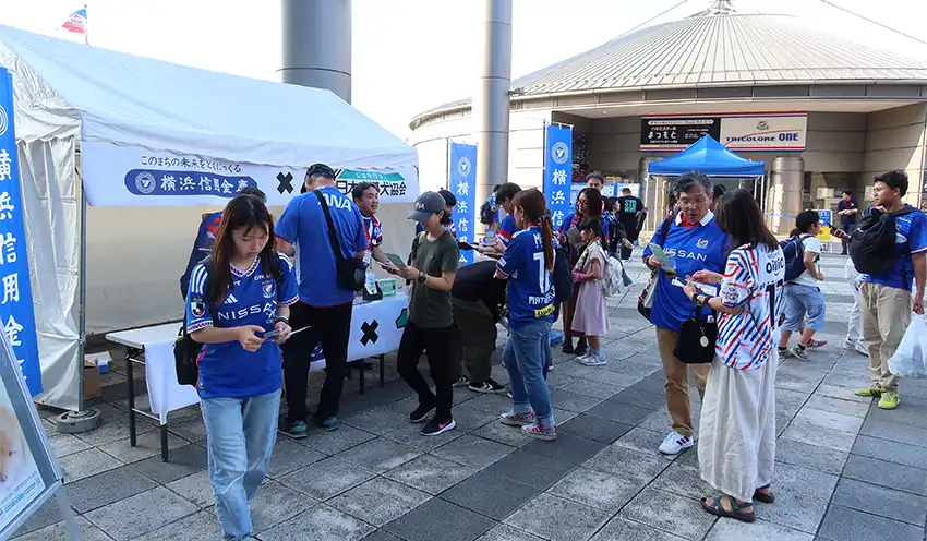 横浜信金と日本盲導犬協会のブースの様子（６月29日、横浜信金提供）