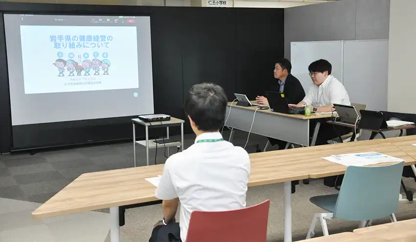 セミナーでは、秋田県と岩手県の健康福祉の担当者が健康経営の独自の取り組みについて説明した（7月29日、AZLM CONNECTED CAFE manorda いわて店）