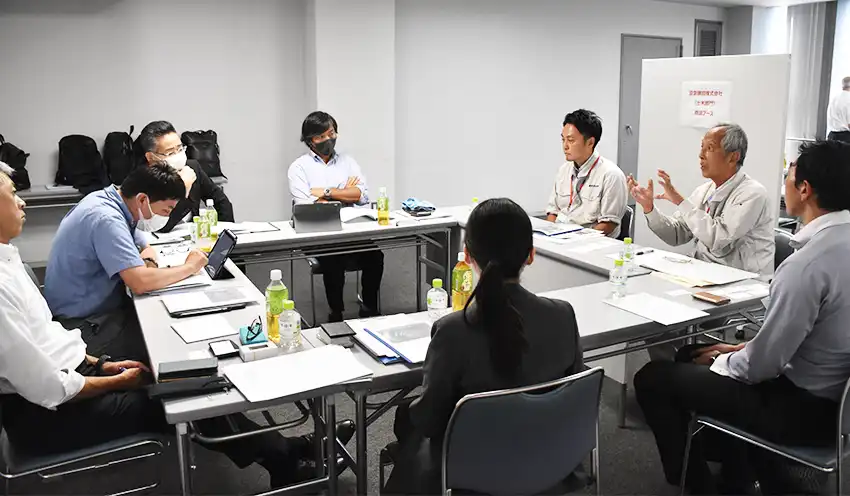 商談会の様子（8月1日、同信金本店）