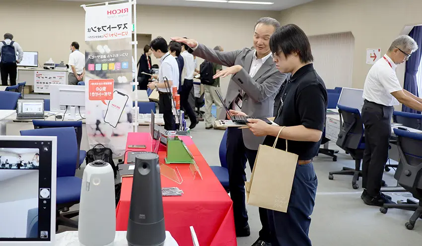 来場者はブースで企業の担当者から説明を受けていた(9月10日、広中央支店)