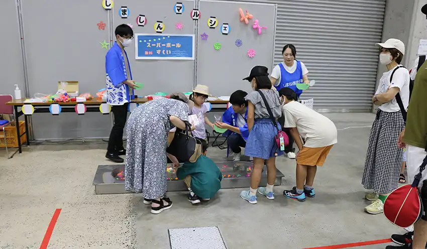 ゲームコーナーでスーパーボールすくいに挑戦する来場者(9月7日、松江市、提供)