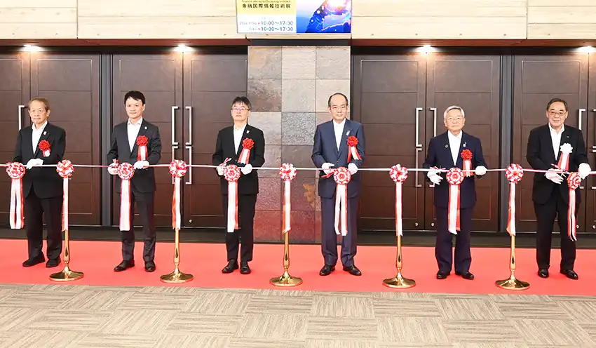 テープカットする(左から)近畿信用組合協会の船曳真吾会長、日本銀行大阪支店の神山一成理事支店長、財務省近畿財務局の関禎一郎局長、大阪銀行協会の鵜川淳副会長、近畿地区信用金庫協会の髙橋知史会長、日本金融通信社の宮岸順一代表取締役社長(9月5日、グランフロント大阪)」