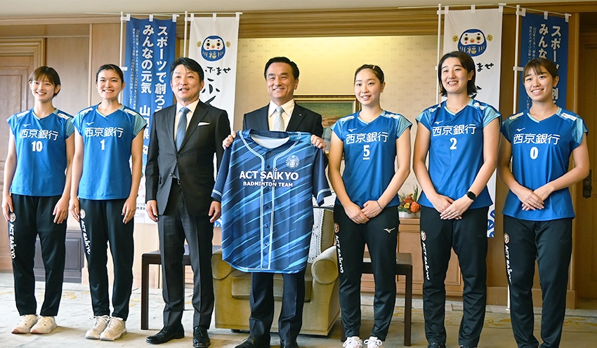 表敬訪問した選手ら（左から）田口選手、佐藤選手、松岡頭取、村岡知事、大澤主将、水津選手、水津副主将（10月24日、県庁）