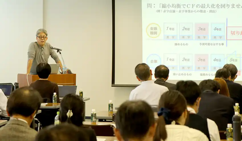 講演する伊藤氏（左奥、11月8日、富山市内）
