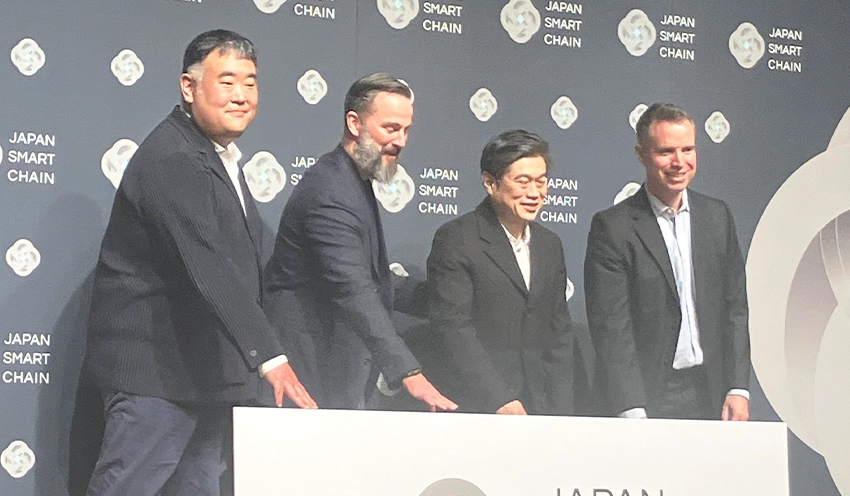 日本独自のＢＣ構築を目指すカマー氏（左から２人目）と伊藤氏（同３人目、11月28日、神田明神ホール）
