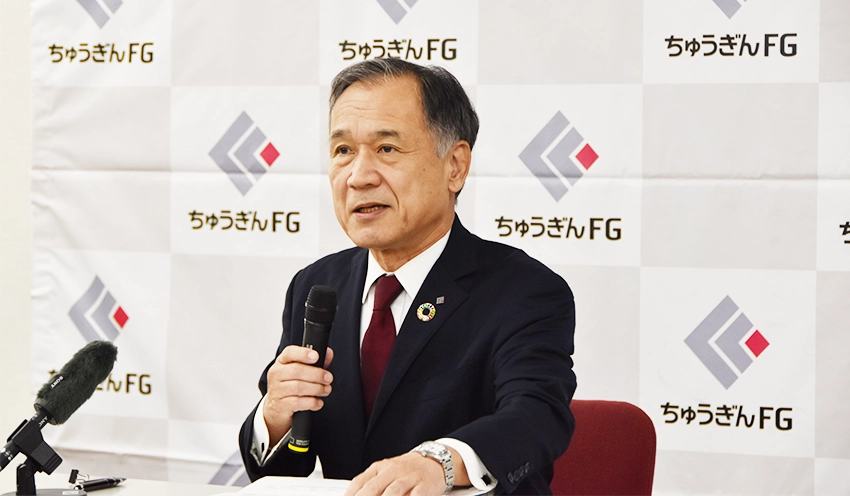 決算会見で業績について説明する加藤社長(11月8日、中国銀本店)
