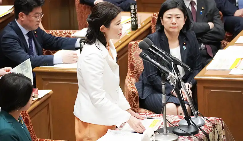 質問する国光委員
