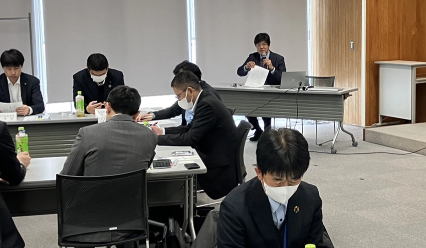 私的整理の最新動向を説明する三枝弁護士（2月3日、静岡市産学交流センターB-nestプレゼンテーションルーム）