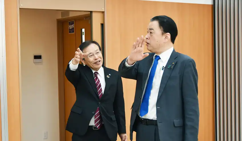 大田営業部の設備について丸山知事に説明する福間理事長（左、2月14日）