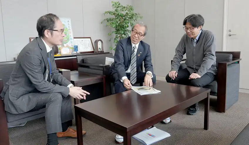 人財戦略方針について話し合う（左から）総務部の伊藤隆清部長、宮村会長、人事課の水野正樹課長（2月28日、同信保協）