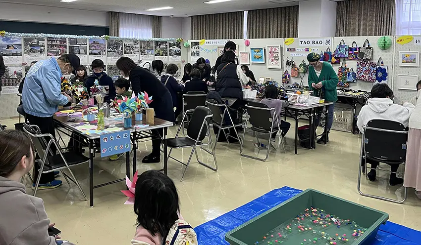 竹とんぼ作りなどの体験会でにぎわう八千代支店（3月2日、兵庫県信組提供）