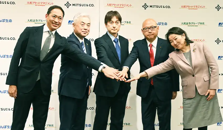 共同記者会見後、写真撮影に応じる出席者（3月31日、大和証券グループ本社）