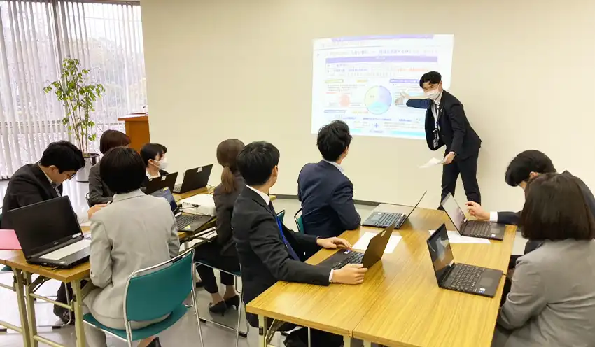 地域を活性化する施策を話し合う入行５年目までの行員（広島銀提供）
