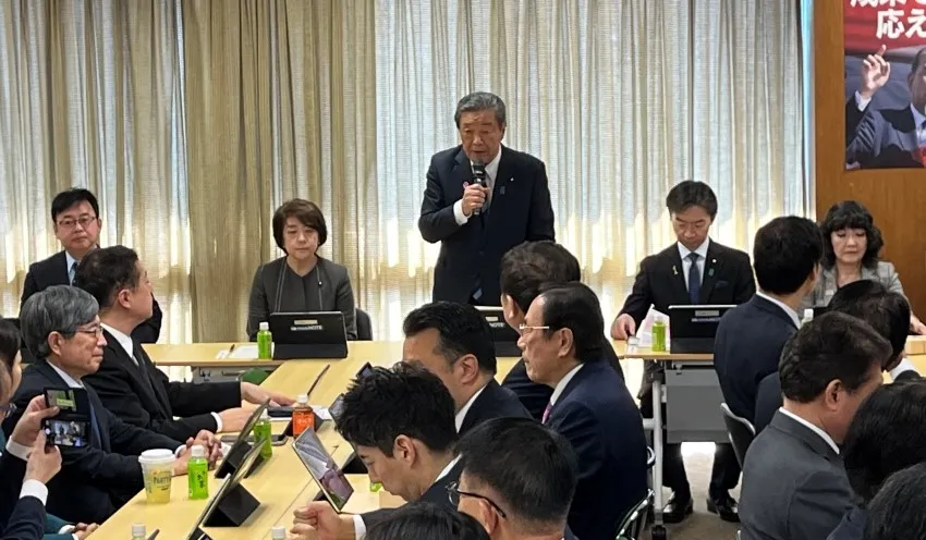 合同会議で冒頭あいさつする森山特命委員長（3月13日、自民党）
