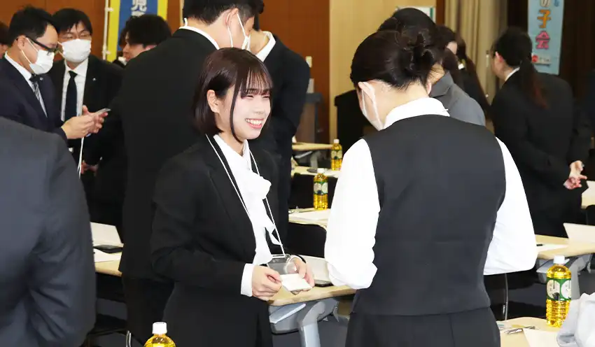参加者は自己紹介も練習した（４月８日、同信金本部）