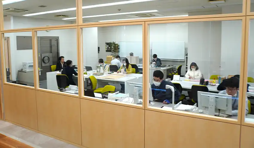職場見学会を想定したレイアウトのコミュニティスクエア（大垣共立銀提供）