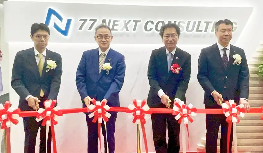 開業式でテープカットする関係者。入江氏(左)、小林頭取(左から2人目)が出席した(4月8日、シンガポール、七十七銀提供)