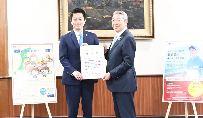 吉村知事(左)から感謝状を受け取る早乙女副頭取(4月28日、大阪府庁)