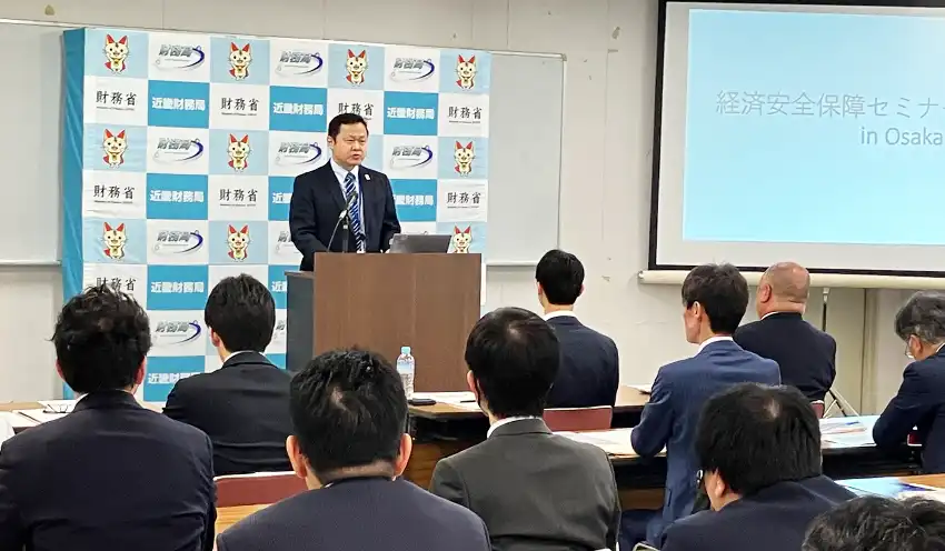 あいさつする鈴木理財部長(4月24日、大阪合同庁舎)
