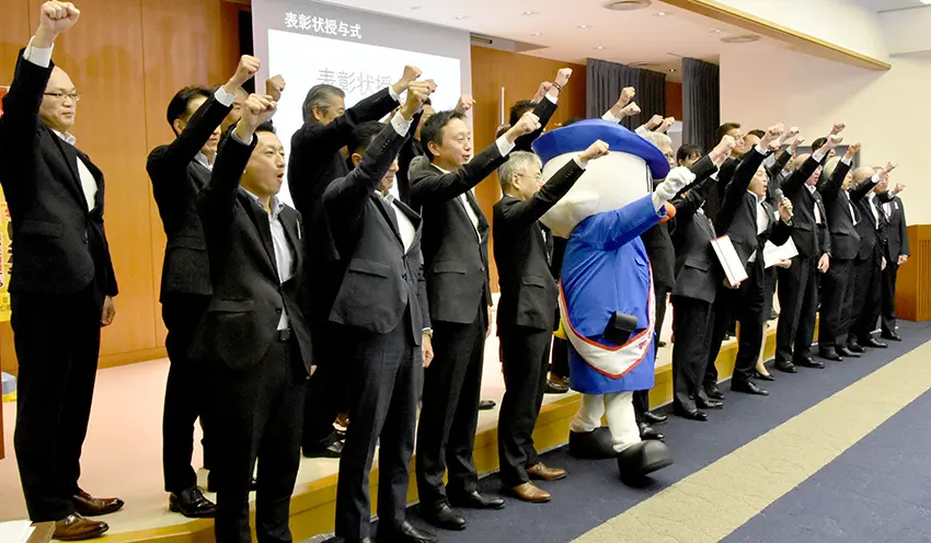 特殊詐欺被害撲滅に向けて共同宣言した鳥取県内金融機関の関係者(5月7日、鳥取銀本店)
