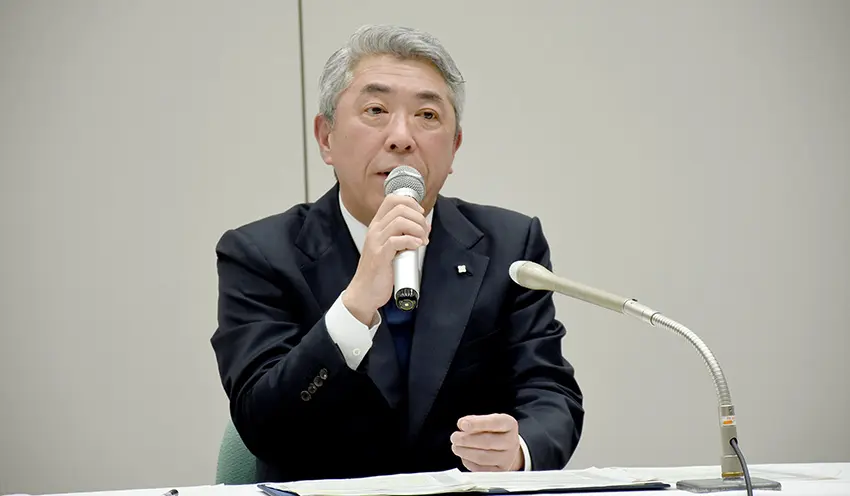 記者会見に出席する大山社長（5月1日、本社）
