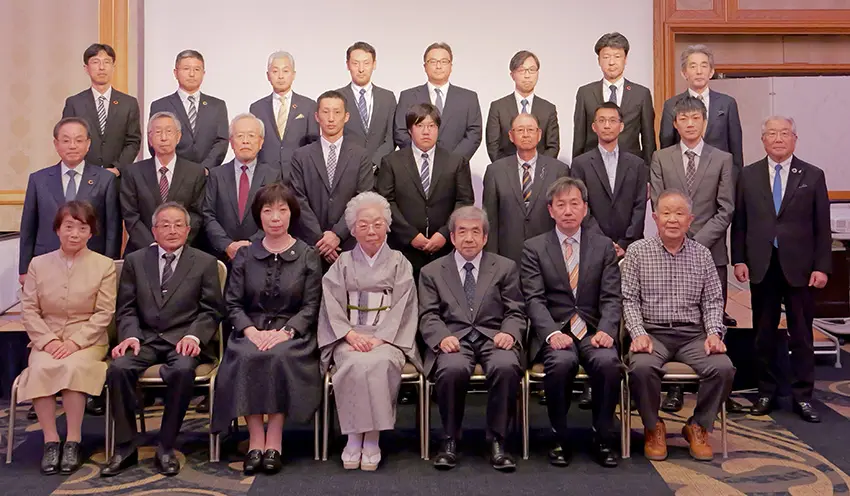贈呈式に出席した大塚岩男会長(中列右)、三好賢治頭取(同左)ら(5月16日、ANAクラウンプラザホテル松山、伊予銀提供)
