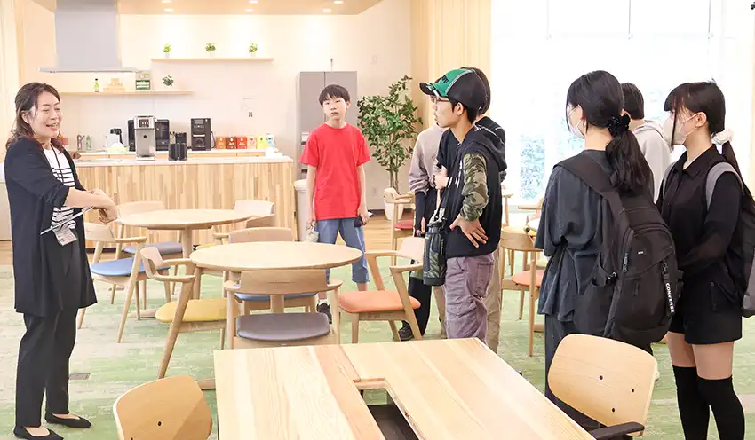施設を案内する上田サブマネージャー（５月29日、Ｇ’ｓ　Ｄｒｅａｍ）