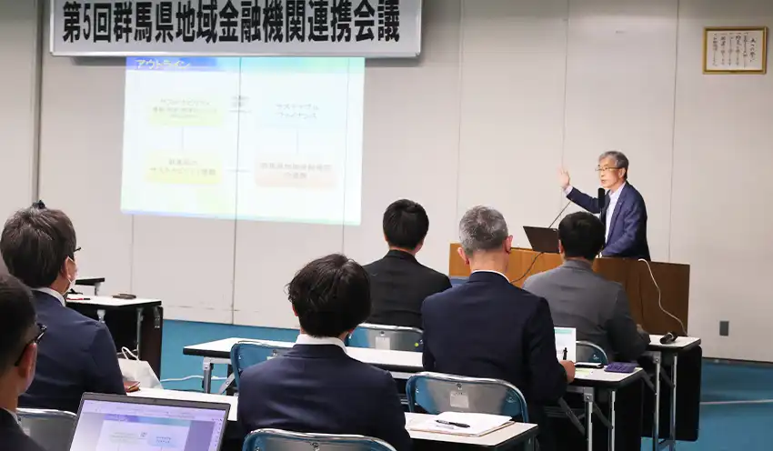 講演する水口氏(5月8日、東和銀本店)