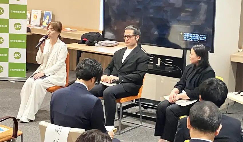 パネルディスカッションで、それぞれ本音を語る3人の外国人役員（5月8日、京都経済センター）