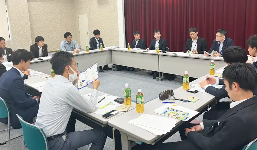 中堅職員間の活発な意見交換が行われた（6月6日、福井信金本店）