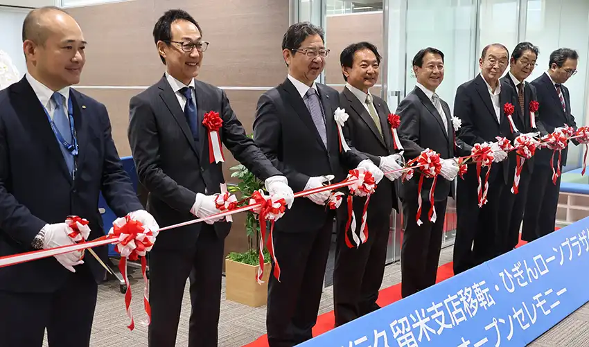 開店セレモニーには原口新五・久留米市長(左から4人目)も出席した(6月23日、肥後銀久留米支店)