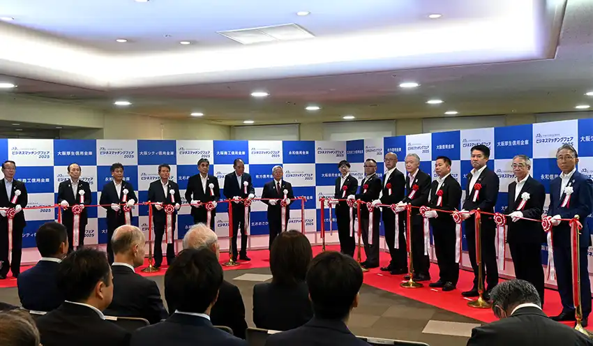 テープカットする髙橋会長（左から７人目、6月10日、マイドームおおさか）
