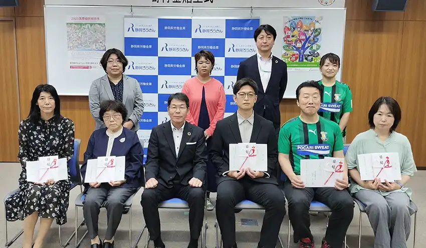 増田理事長(手前左から3人目)とともに目録を手にする団体代表ら(6月11日、労金研修センター)