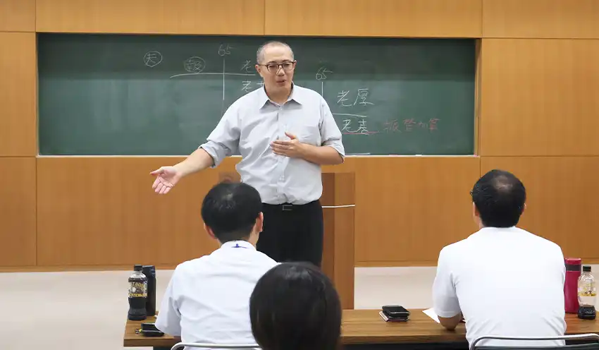 年金について説明する田中さん（7月16日、益田信組）