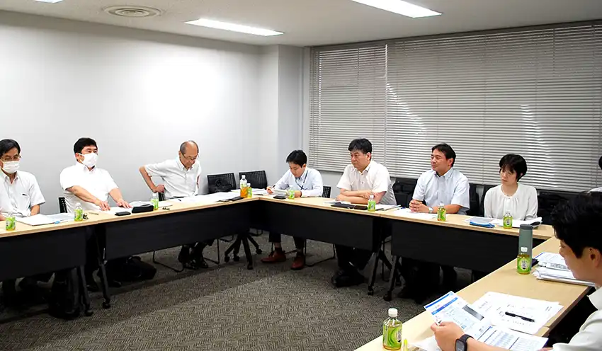 意見交換を行う参加者（7月17日、東京信保協千住支店）