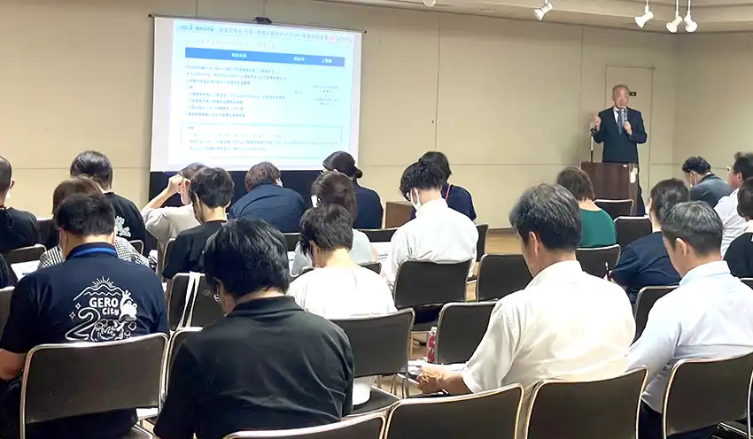 介護事業者のIT活用について講演するセットアップ（7月17日、高山市民文化会館、損保ジャパン提供）