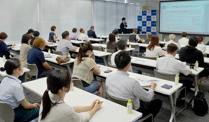 「でんさい」導入の利点などを紹介した（7月18日、いちい信金本店）
