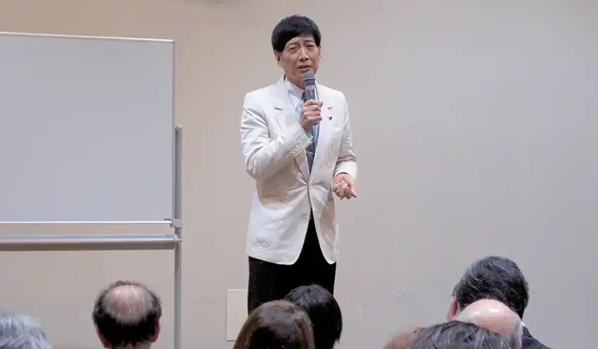リーダーのコミュニケーションについて講演する中谷氏（7月18日、ロワジールホテル豊橋）
