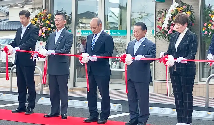 テープカットする志田支店長（左端）と吉丸理事長（左から4人目、7月22日、久留米東部支店）