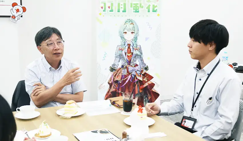 ケーキを食べながら交流する鈴木頭取（左）と行員（7月24日、Ai　PLAZA）