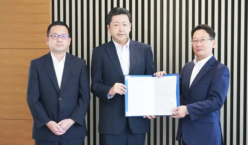 覚書を締結した成島支店長(左から2人目)と間瀬理事長(右、7月24日、半田市)