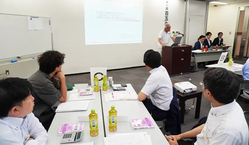 コーチングなど経営者に必要なスキルも学ぶ(7月25日、名古屋市)