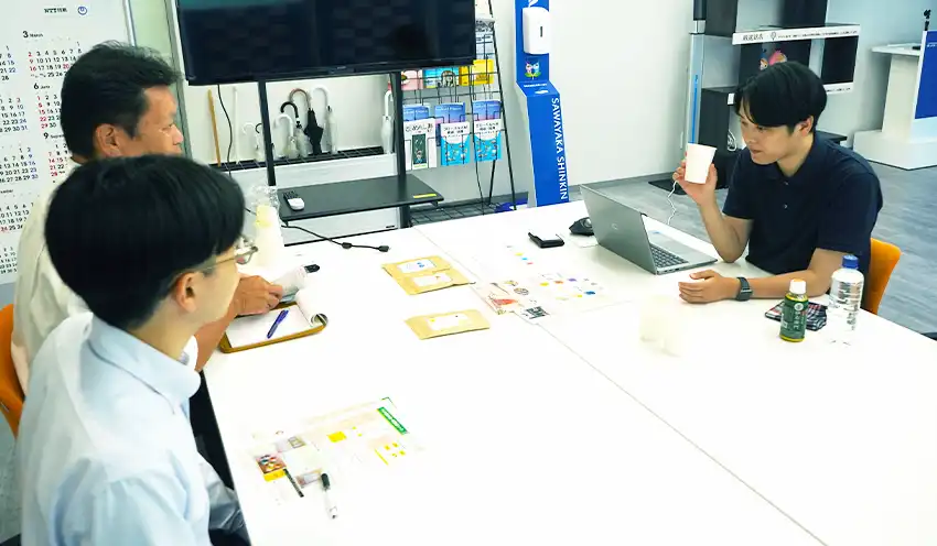 実際に商品を試飲する楽天グループのバイヤー（右、7月25日、ビジネスマッチングセンター）