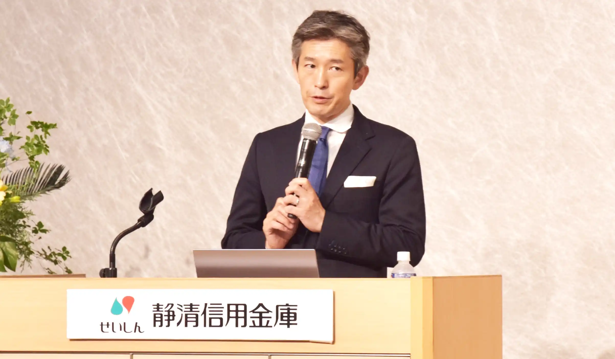 海外展開の経験を語る桜井氏(7月23日、静岡市)
