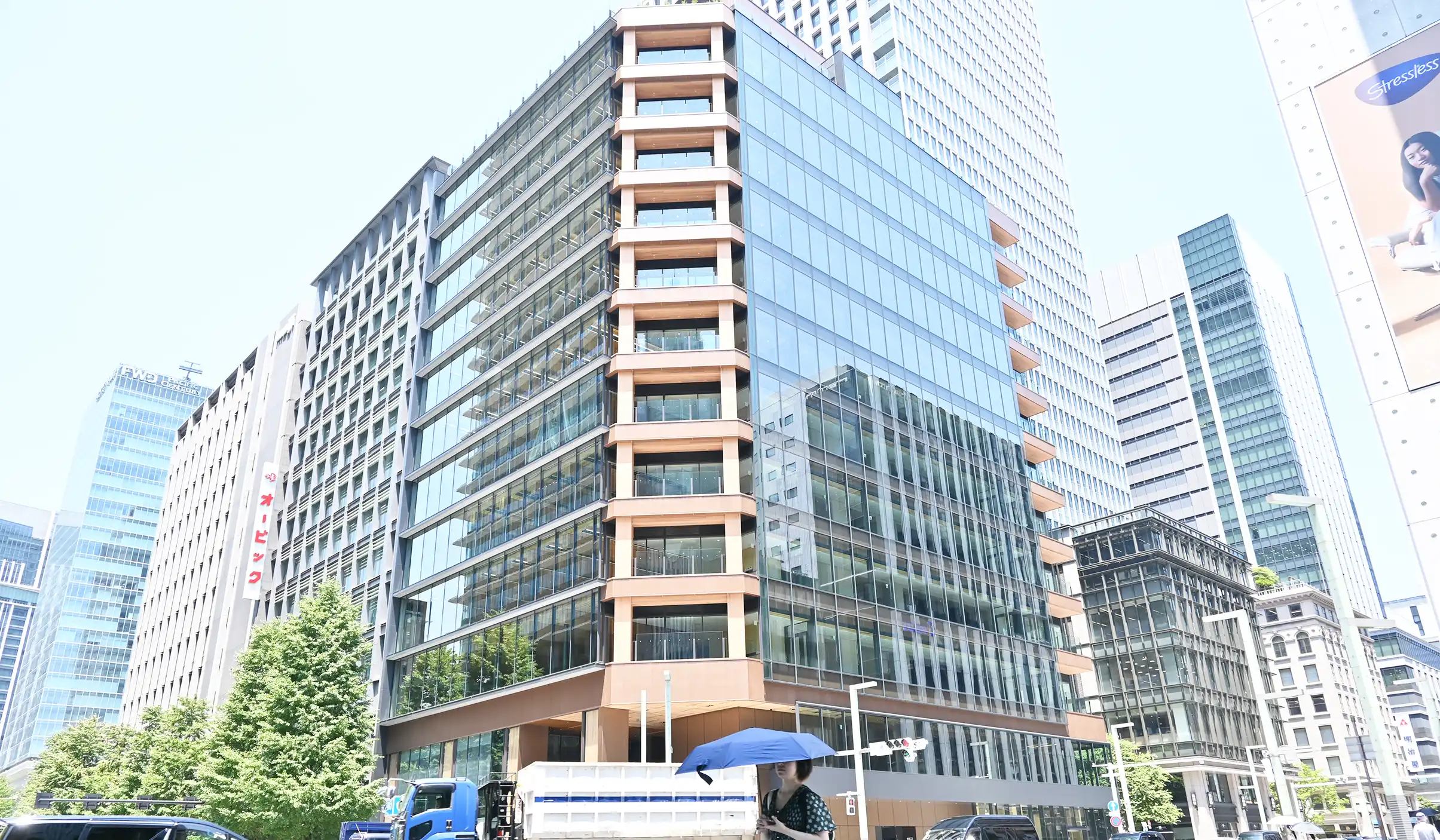 木のぬくもりを外部にも発信した作りを実現した外観（7月23日、東京都中央区）