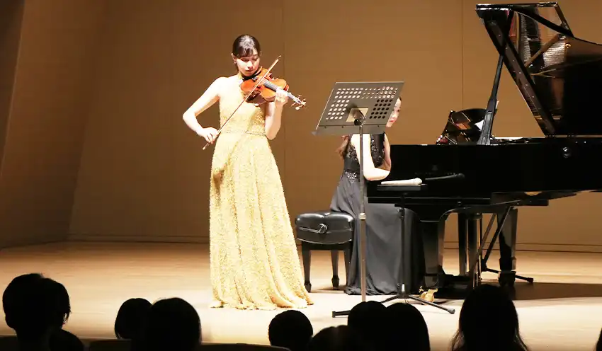 演奏する荒井さんと五十嵐さん（7月28日、富山市民プラザ）