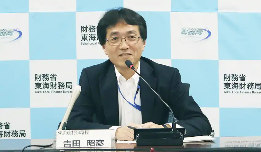 着任会見をする𠮷田局長(7月28日、東海財務局)