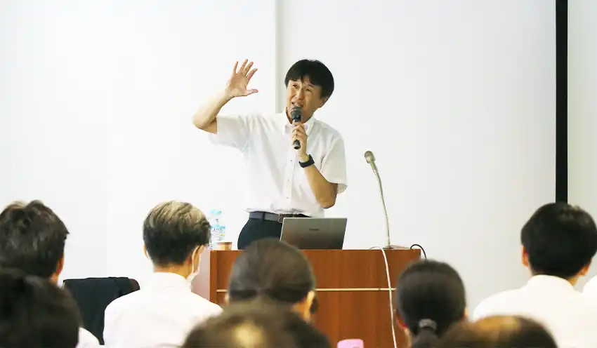 講演する水野氏(7月28日、富山商工会議所ビル)
